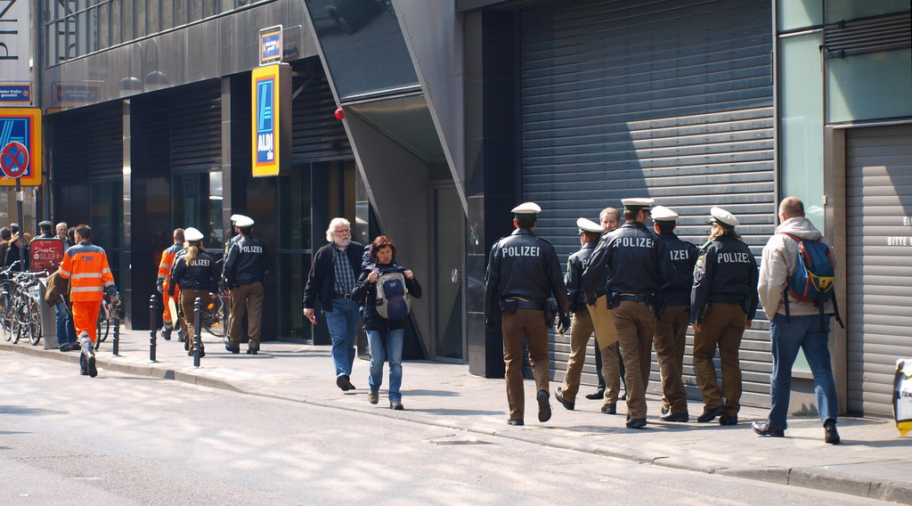 Suchmassnahmen am Koelner Neumarkt nach Raubueberfall im Parkhaus Wolfstr P23.JPG